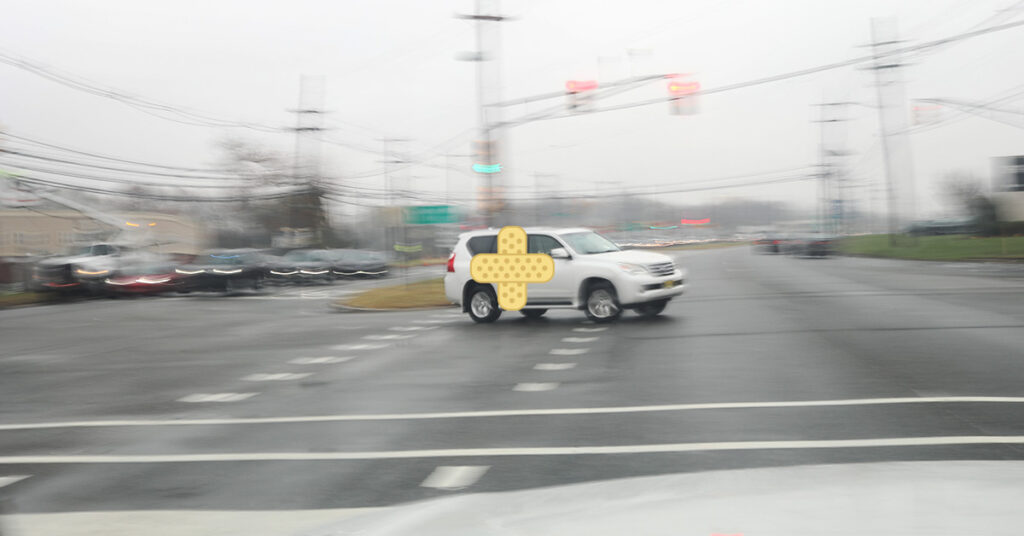 white SUV turning left on intersection simulating a SMIDSY Crash in NJ